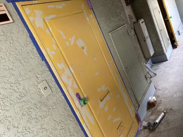 春日井市にて塗装工事・鉄部塗装〈アパート扉の塗装メンテナンス〉の施工前写真